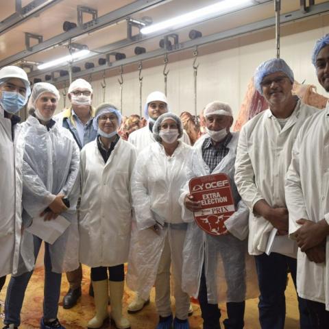 PHOTO (crédit photo : Yvon Creugnet) : 2ème prix SCAF Arembo, éleveur à Boulouparis qui remporte le second prix du concours. Cette carcasse a été acquise par la Boucherie du Chef avec une surenchère de 460 F/kg.